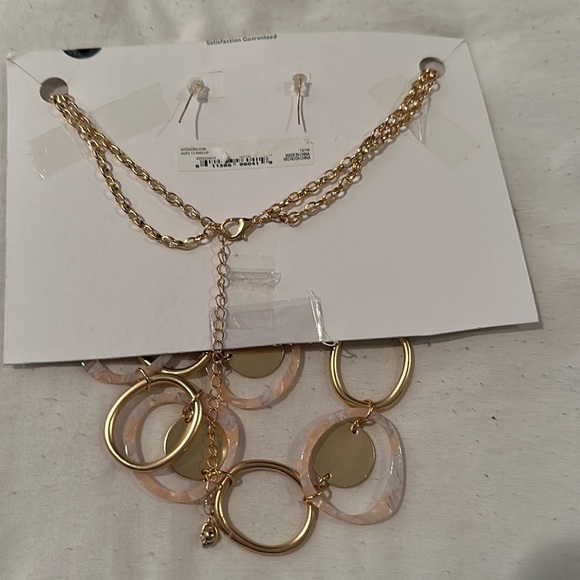Necklace set with matching earrings! - Picture 2 of 2